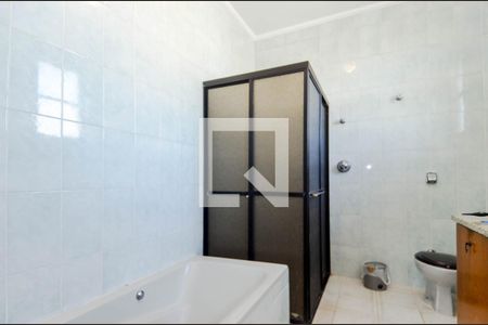 Casa à venda com 225m², 3 quartos e 8 vagasBanheiro da Suíte