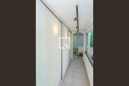 Closet suite de casa à venda com 2 quartos, 175m² em Conjunto Residencial Novo Pacaembu, São Paulo