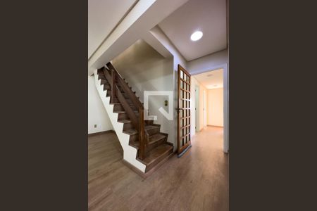 Apartamento à venda com 244m², 4 quartos e 2 vagas Apartamento à venda com 244m², 4 quartos e 2 vagasEscada