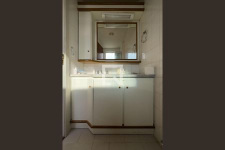 Apartamento à venda com 244m², 4 quartos e 2 vagas Apartamento à venda com 244m², 4 quartos e 2 vagasBanheiro da Suíte