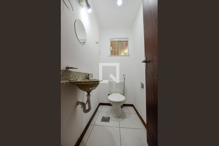 Banheiro de casa de condomínio à venda com 3 quartos, 116m² em Itaipu, Niterói
