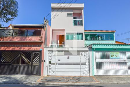 Casa à venda com 243m², 3 quartos e 8 vagas Casa à venda com 243m², 3 quartos e 8 vagasFachada