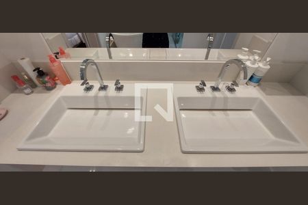 Apartamento à venda com 298m², 4 quartos e 5 vagasBanheiro da Suíte 2