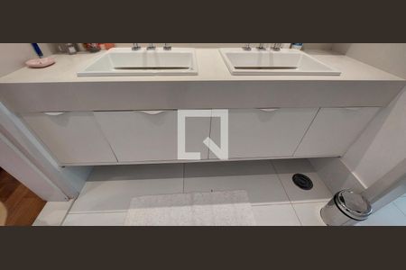 Apartamento à venda com 298m², 4 quartos e 5 vagasBanheiro da Suíte 2