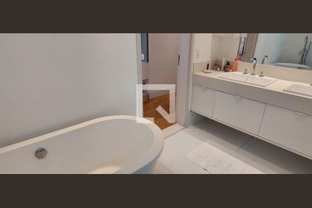 Apartamento à venda com 298m², 4 quartos e 5 vagasBanheiro da Suíte 2