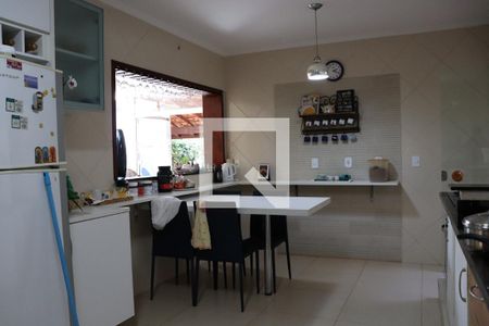 Casa à venda com 299m², 3 quartos e 4 vagasCozinha 