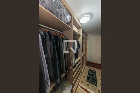 Casa à venda com 468m², 4 quartos e 4 vagas Casa à venda com 468m², 4 quartos e 4 vagasCloset da Suíte 1