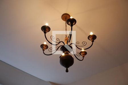 Detalhe da sala de estar  de casa à venda com 5 quartos, 400m² em Vila Brandina, Campinas