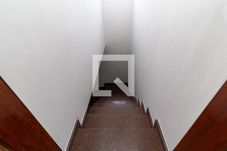 Casa à venda com 260m², 6 quartos e 3 vagasEscada - Casa 01