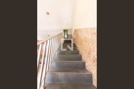 Casa à venda com 426m², 5 quartos e 8 vagas Casa à venda com 426m², 5 quartos e 8 vagasEscada