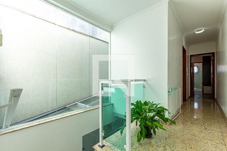 Casa à venda com 254m², 4 quartos e 8 vagasCorredor Dormitórios