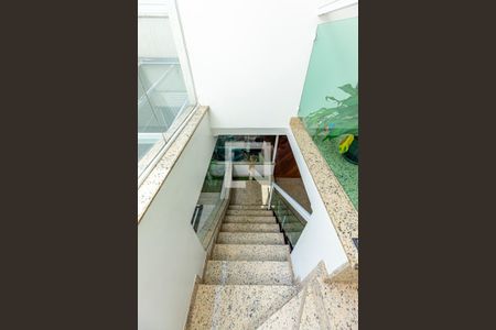 Casa à venda com 254m², 4 quartos e 8 vagasEscada Dormitórios