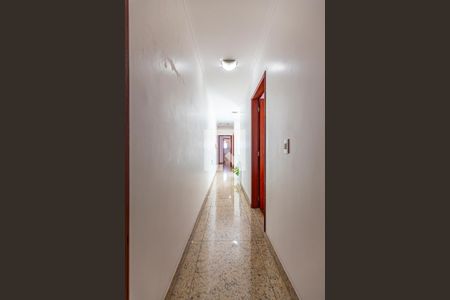 Casa à venda com 254m², 4 quartos e 8 vagasCorredor Dormitórios