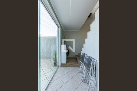 Casa à venda com 254m², 4 quartos e 8 vagasEscada Acesso Garagem