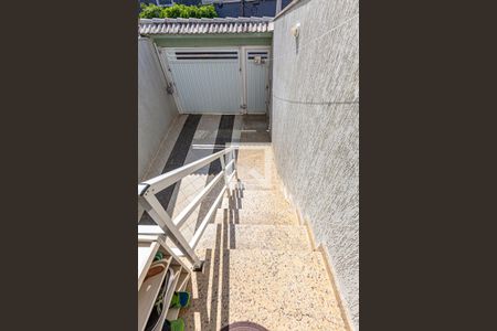 Casa à venda com 254m², 4 quartos e 8 vagasEscada Entrada Sala