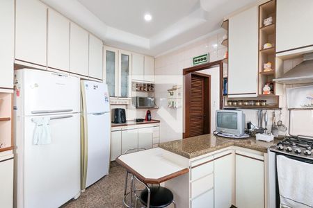 Casa à venda com 333m², 4 quartos e 7 vagas Casa à venda com 333m², 4 quartos e 7 vagasCozinha