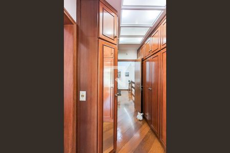 Casa à venda com 333m², 4 quartos e 7 vagas Casa à venda com 333m², 4 quartos e 7 vagasCloset da suíte