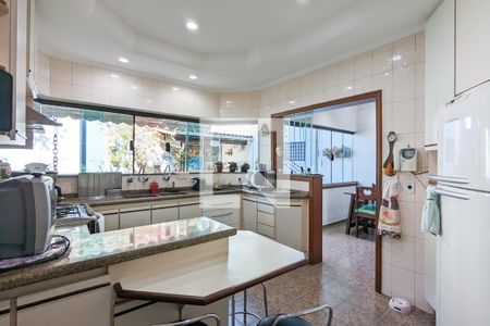 Casa à venda com 333m², 4 quartos e 7 vagas Casa à venda com 333m², 4 quartos e 7 vagasCozinha