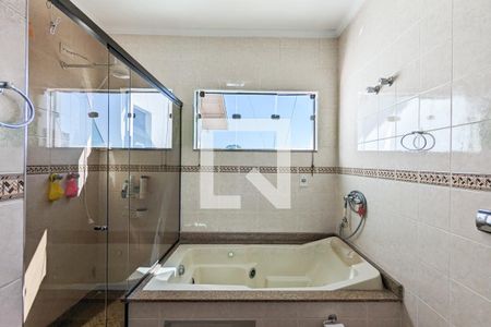 Casa à venda com 333m², 4 quartos e 7 vagas Casa à venda com 333m², 4 quartos e 7 vagasBanheiro da suíte