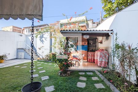 Casa à venda com 333m², 4 quartos e 7 vagas Casa à venda com 333m², 4 quartos e 7 vagasChurrasqueira e jardim