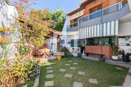 Casa à venda com 333m², 4 quartos e 7 vagas Casa à venda com 333m², 4 quartos e 7 vagasChurrasqueira e jardim