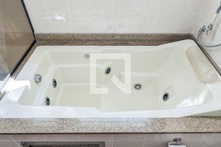 Casa à venda com 333m², 4 quartos e 7 vagas Casa à venda com 333m², 4 quartos e 7 vagasBanheiro da suíte