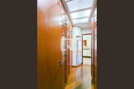 Casa à venda com 333m², 4 quartos e 7 vagas Casa à venda com 333m², 4 quartos e 7 vagasCloset da suíte