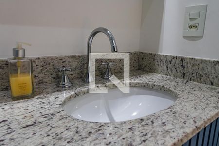 Banheiro Social de apartamento à venda com 2 quartos, 62m² em Jardim Tupanci, Barueri