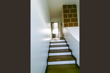 Casa de condomínio para alugar com 279m², 3 quartos e 6 vagasEscada