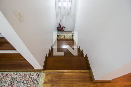 Casa de condomínio para alugar com 279m², 3 quartos e 6 vagasEscada