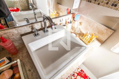 Casa de condomínio para alugar com 279m², 3 quartos e 6 vagasDetalhe do banheiro