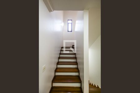 Casa de condomínio para alugar com 279m², 3 quartos e 6 vagasEscada