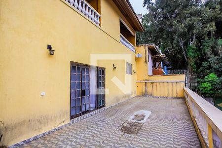 Casa à venda com 350m², 4 quartos e 3 vagas Casa à venda com 350m², 4 quartos e 3 vagasVaranda