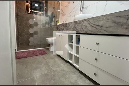 Banheiro de apartamento à venda com 2 quartos, 60m² em Menino Deus, Porto Alegre