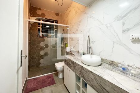 Banheiro de apartamento à venda com 2 quartos, 60m² em Menino Deus, Porto Alegre