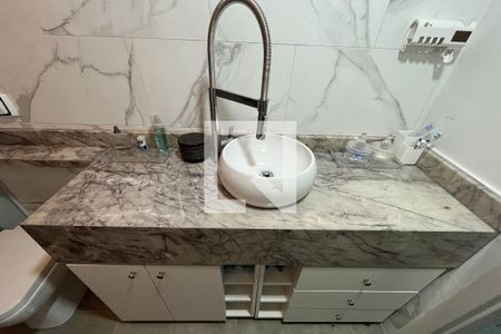 Banheiro de apartamento à venda com 2 quartos, 60m² em Menino Deus, Porto Alegre