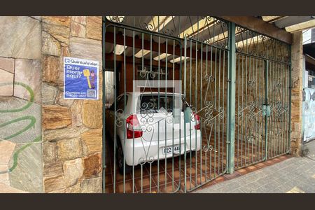 Casa à venda com 165m², 3 quartos e 2 vagas Casa à venda com 165m², 3 quartos e 2 vagasFachada