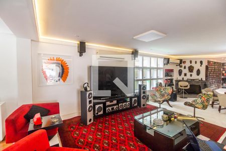 Sala de TV de casa à venda com 7 quartos, 645m² em Alphaville, Santana de Parnaíba