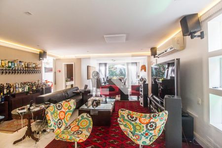 Sala de TV de casa à venda com 7 quartos, 645m² em Alphaville, Santana de Parnaíba