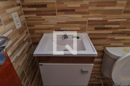Banheiro de kitnet/studio para alugar com 1 quarto, 50m² em Vargem Pequena, Rio de Janeiro