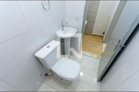 Banheiro de casa para alugar com 1 quarto, 30m² em Chácara Inglesa, São Paulo