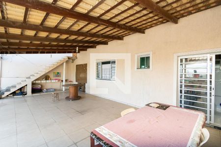 Casa à venda com 360m², 3 quartos e 3 vagas Casa à venda com 360m², 3 quartos e 3 vagasVaranda