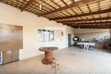 Casa à venda com 360m², 3 quartos e 3 vagas Casa à venda com 360m², 3 quartos e 3 vagasVaranda