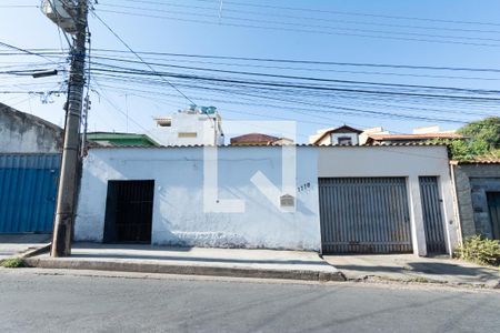 Casa à venda com 360m², 3 quartos e 3 vagas Casa à venda com 360m², 3 quartos e 3 vagasFachada