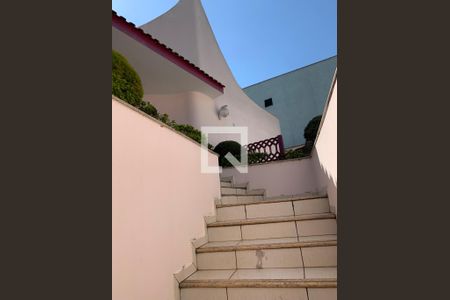 Casa para alugar com 492m², 3 quartos e 5 vagasEscada Entrada