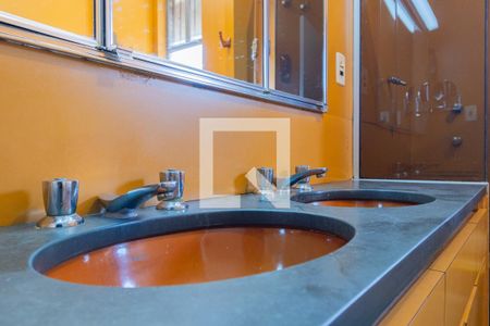 Casa à venda com 343m², 5 quartos e 4 vagasBanheiro da Suíte 1