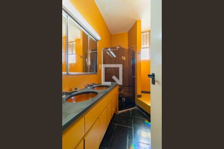 Casa à venda com 343m², 5 quartos e 4 vagasBanheiro da Suíte 1