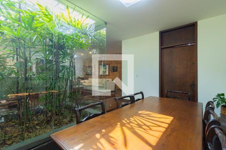 Casa à venda com 343m², 5 quartos e 4 vagasSala