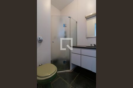 Casa à venda com 343m², 5 quartos e 4 vagasBanheiro da Suíte 2