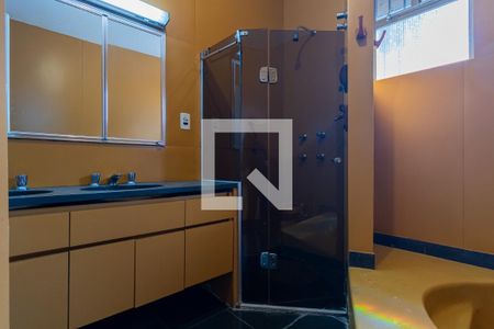 Casa à venda com 343m², 5 quartos e 4 vagasBanheiro da Suíte 1